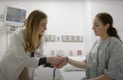 Кодирование Аквилонг в Талице Врач держит пациентку за руку